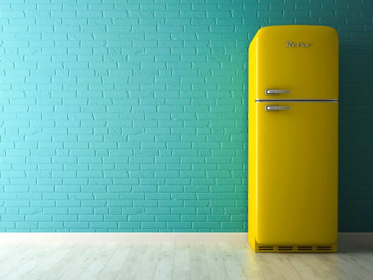 Gelber amerikanischer Retro-Kühlschrank